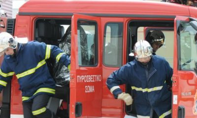 πυροσβέστες κατεβαινουν από πυροσβεστικό όχημα