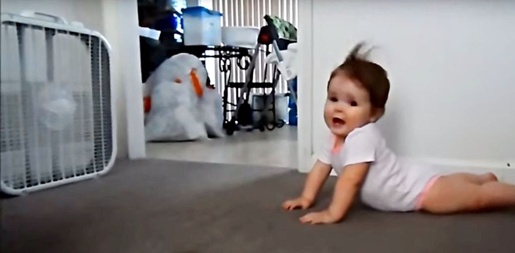 Μωράκι ποζάρει σαν ΣΟΥΠΕΡ ΜΟΝΤΕΛ μπροστά στον ανεμιστήρα! | ΒΙΝΤΕΟ