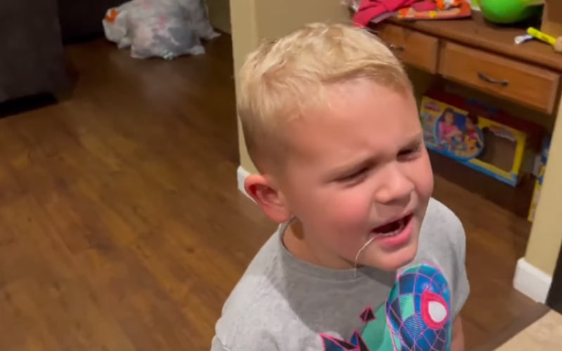 viral βιντεο με παιδι που βγαζει το πρωτο του δόντι