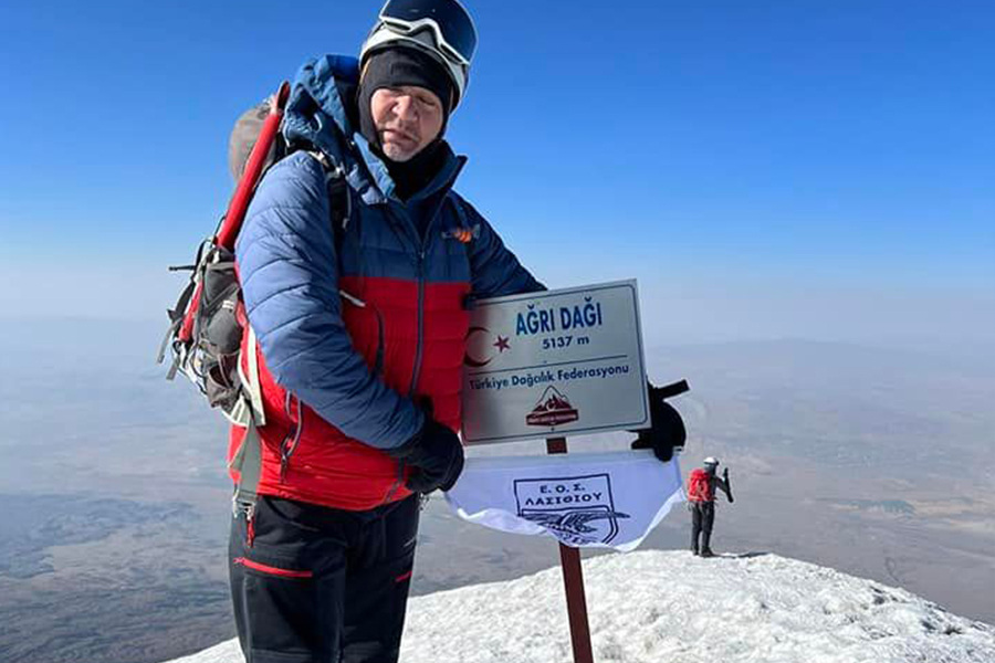κρητικος ορειβατης παταει την ψηλοτερη κορυφη στην τουρκια