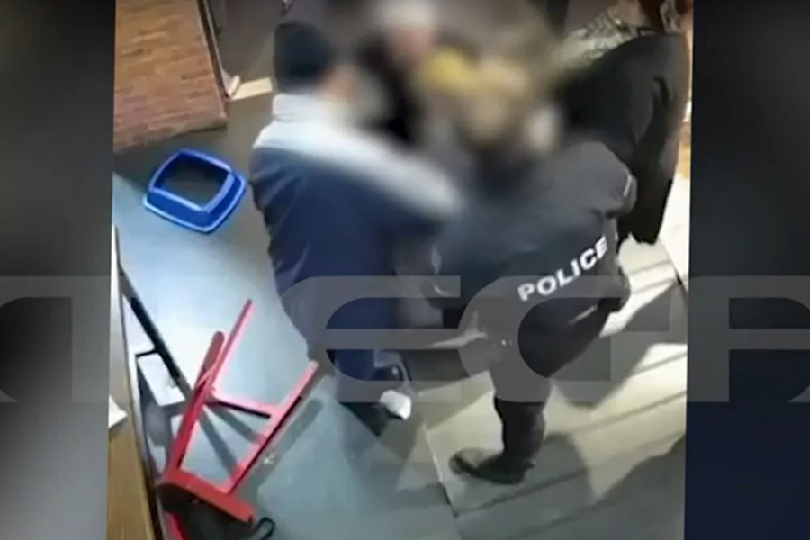 αστυνομικος σωζει γυναικα απο πνιγμο