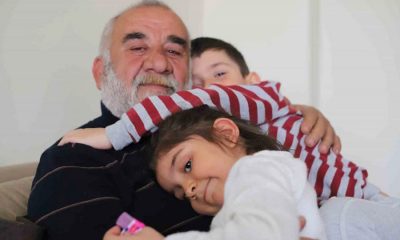 60χρονος διασωθείς απο τον σεισμος στην τουρκια που βγηκε με τσιγαρο