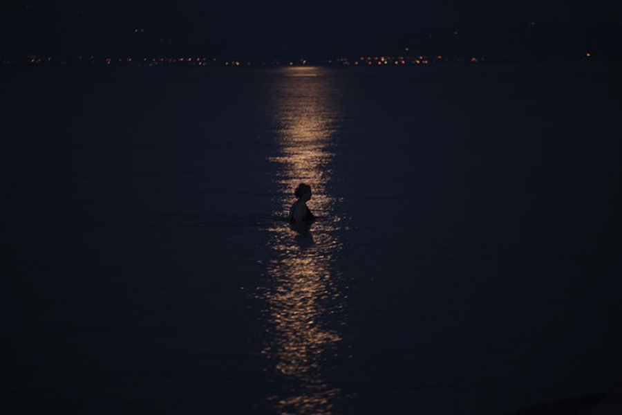 νυχτερινο μπανιο στη θάλασσα