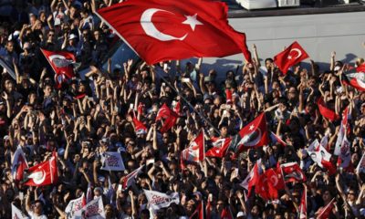 πλήθος με τουρκικες σημαιες